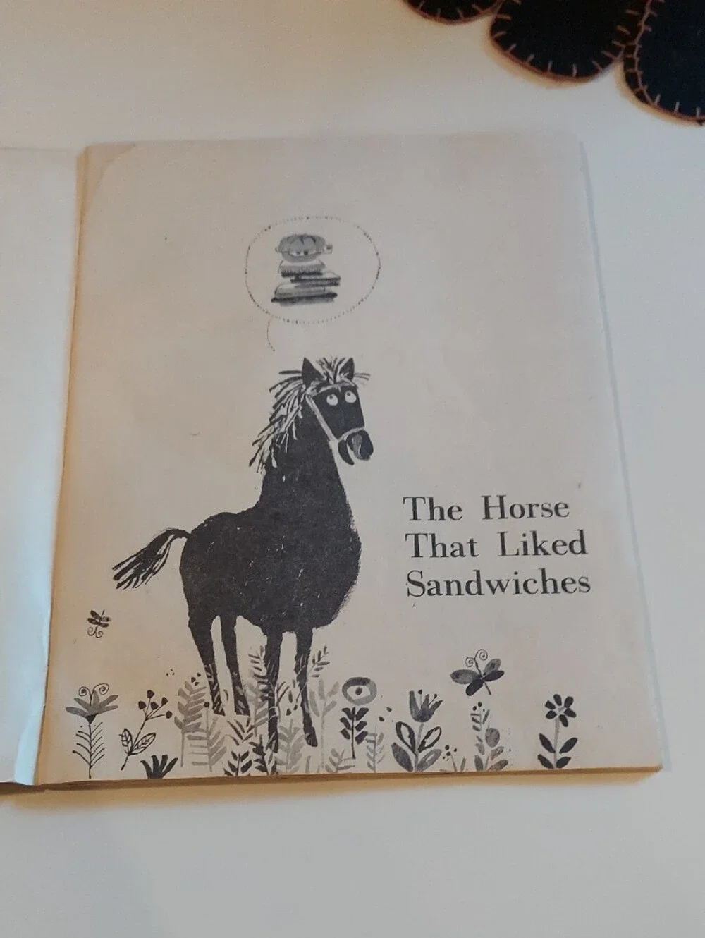 The Horse That Liked Sandwiches - Vivian L. Thompson